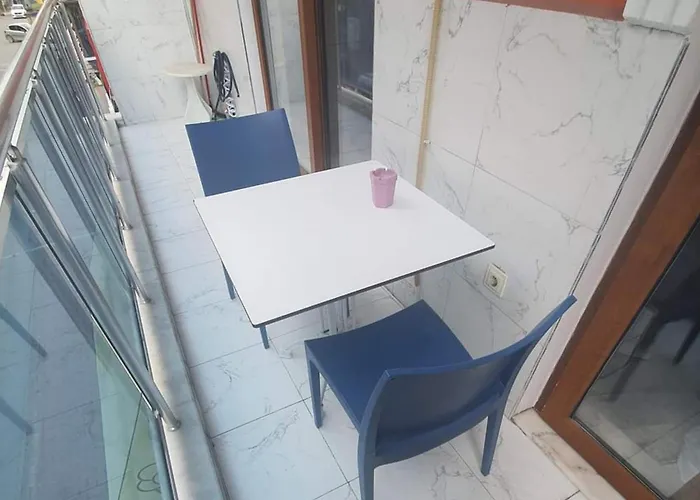 1 Bed W Balcony Sea Views & Roof Terrace Lejlighed *